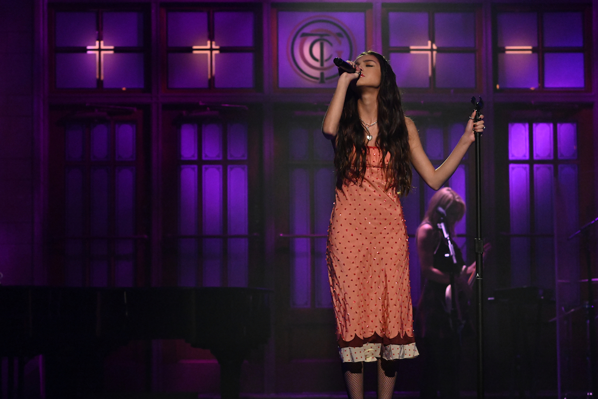Watch Olivia Rodrigo Perform drivers License And good 4 U On SNL watch-olivia-rodrigo-perform-drivers-license-and-good-4-u-on-snl