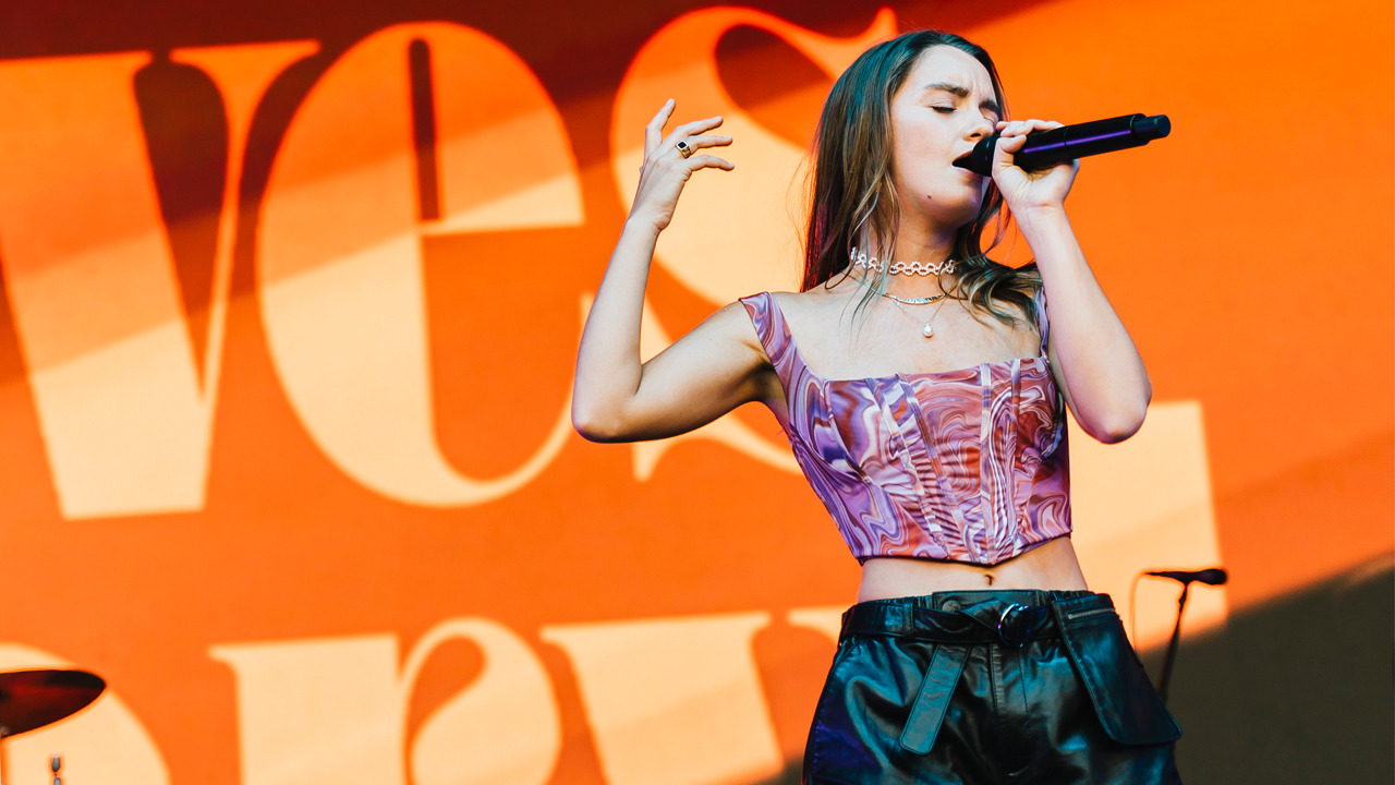 Eves Karydas Releases New Single 'Last Night When We Were Young'