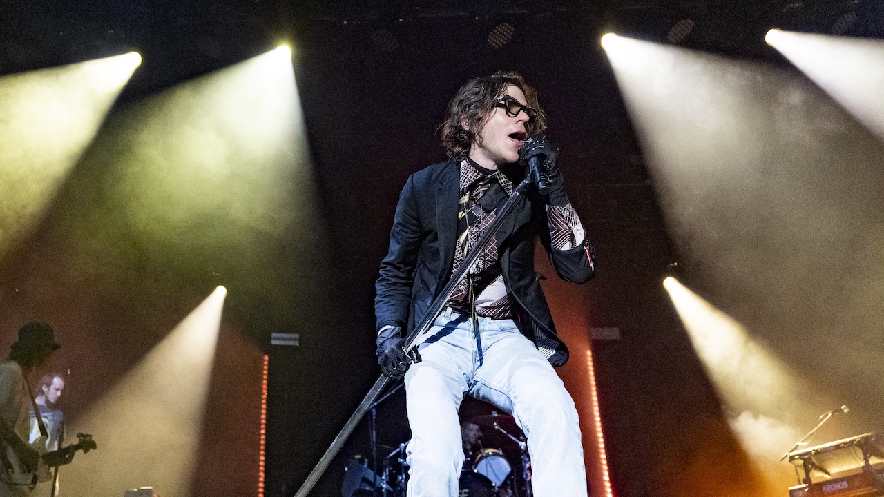 Matt Shultz performing with Cage the Elephant