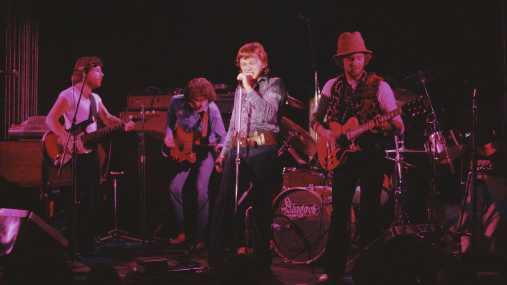 Broderick Smith performing with The Dingoes in 1975