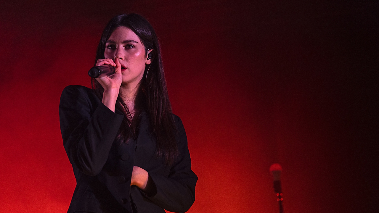  Gracie Abrams Announces 2024 Australian Headline Shows Motiv 