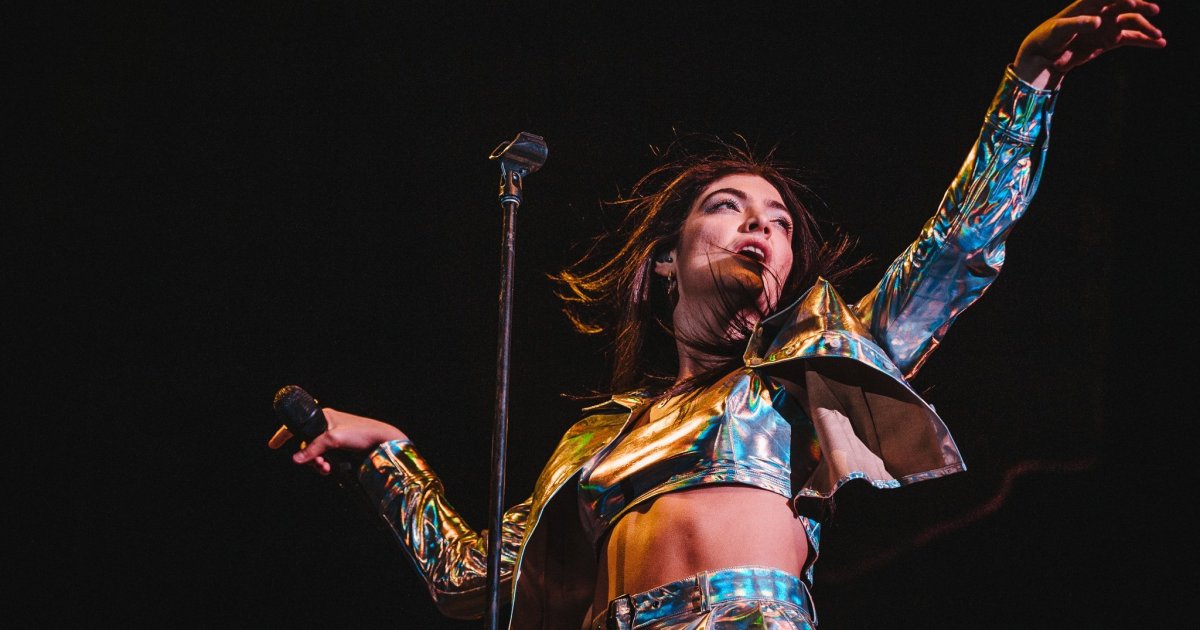 Watch Lorde Expertly Thwart A Wardrobe Malfunction During Her Splendour ...